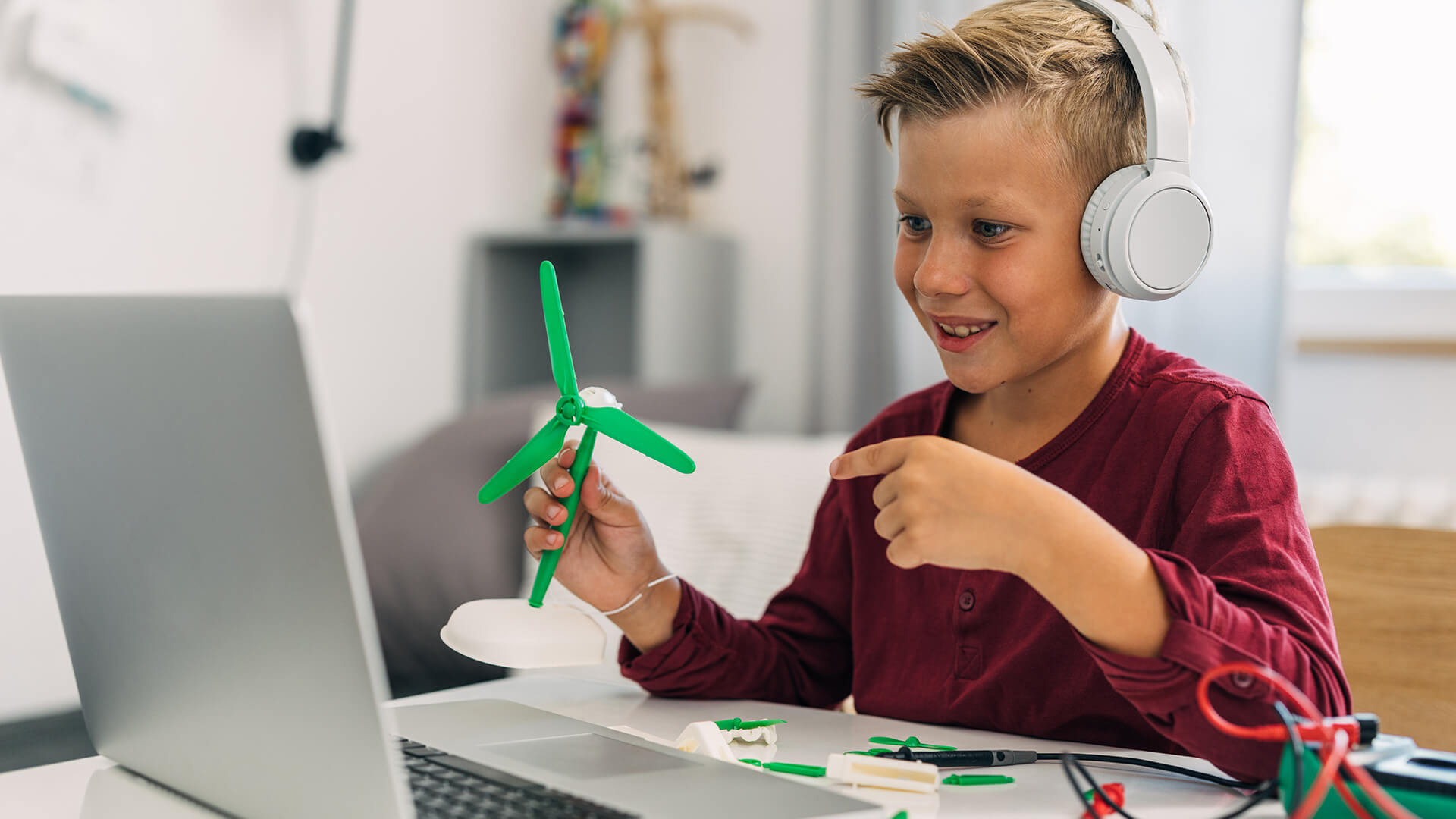 About Wendover Online School image of child